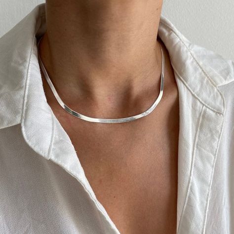 nice big bag spacey and casual. Silver Herringbone Chain, Flat Silver Necklace, Silver Necklace Thick, Silver Snake Chain Necklace, Chain Necklace Women Silver, Simple Silver Necklace Stack, Silver Herringbone Necklace, Silver Jewelry Elegant, Silver Jewelry Outfit