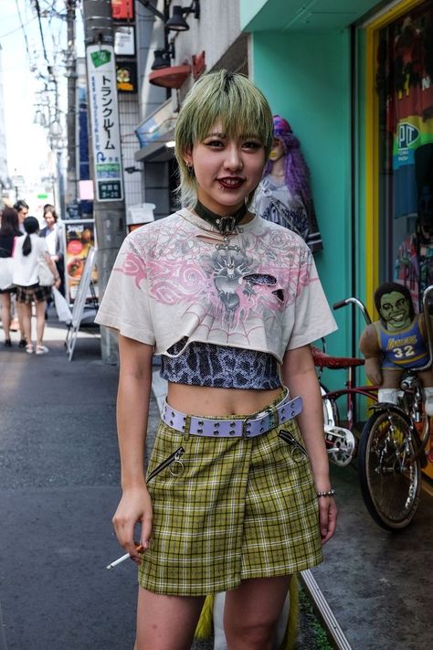 Harajuku Summer Fashion, T Shirt Styling Ideas, Fitted T Shirt Outfit, Japan Y2k Fashion, Harajuku Fashion Street 90s, Asian Grunge, Japan Y2k, Punk Summer, Japan 90s