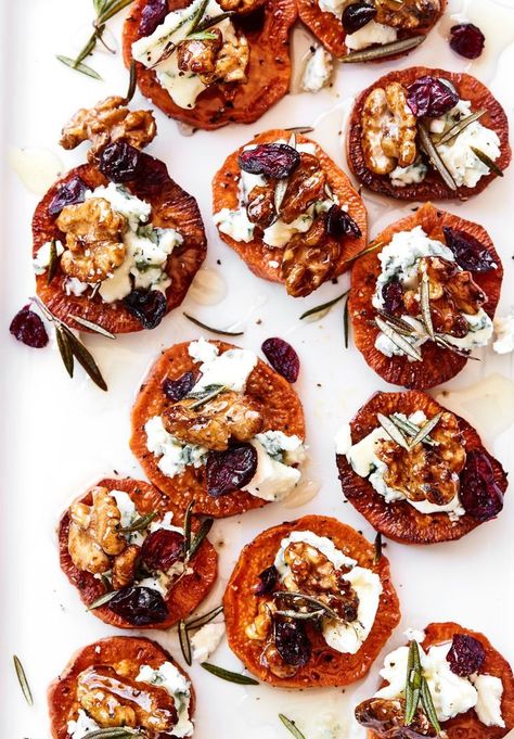 Sweet Potato "Crostini" w/ Blue Cheese and Honey | Here, baked sweet potato slices stand in for toasted bread in this creative twist on crostini. Topped with blue cheese, walnuts and honey, they’re the perfect fall appetizer. Sweet Potato Crostini, Baked Sweet Potato Slices, Friendsgiving Appetizers, Cheese And Honey, Cheese Crostini, Pizza Vegana, Sweet Potato Slices, Fall Appetizers, Small Bites