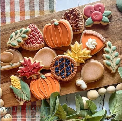 Mini Thanksgiving Cookies Decorated, 3d Turkey Cookie, Cookie Decorating Thanksgiving, Thanksgiving Mini Cookies Decorated, Thanksgiving Theme Cookies, Turkey Leg Cookies Decorated, Moving Cookies Decorated, Thanksgiving Cookie Designs, Thanksgiving Mini Cookies