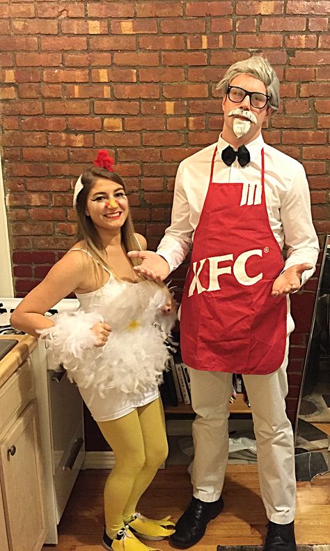 My home made chicken Halloween costume and homemade KFC Apron. Halloween Costume Couple, Diy Fantasia, Chicken Halloween, Meme Costume, Funny Couple Costumes, Funny Couple Halloween Costumes, Diy Couples Costumes, Best Couples Costumes, Chicken Costumes