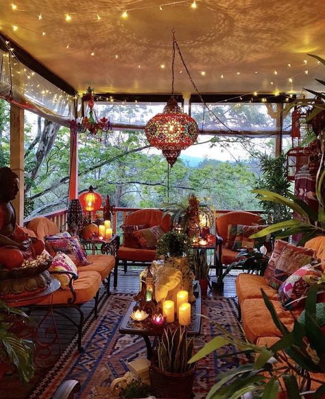 Boho outdoor living space Bohemian Patio, Boho Patio, Hippie Homes, Bohemian House, Hippie Home Decor, Deco Boheme, Bohol, Bohemian Living, Boho Dekor