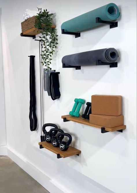 Gym Room Organization, Rustic Gym Design, Home Gym Attic, Physio Clinic Interior Design, Gym Storage Wall, Workout Corner In Bedroom, Bedroom Workout Space, Gym Wall Storage, Home Office Gym Combo Layout