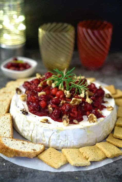 Quick Holiday Appetizers, Cranberry Baked Brie, Baked Brie Recipe, Baked Brie Recipes, Cranberry Baking, Delicious Holiday Desserts, Brie Appetizer, Thanksgiving Leftover Recipes, Holiday Appetizers Easy