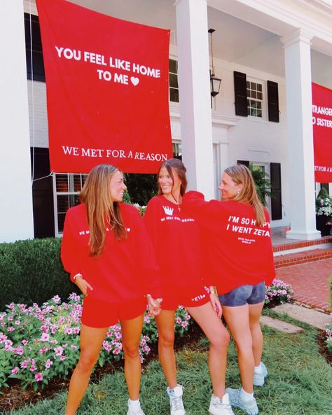 YOU feel like home to me♥️. From strangers to sisters, I’m SO glad we met. This sisterhood is for life, Zeta Love is SO SO evident!! 💌 Thank you Epsilon for the friendships that will last FOREVER. + #TAGASIS who turned from a stranger to a sister!❤️ #STRANGERSTOSISTERS #IMSOHAPPYWEMET Recruitment Ideas, Merch Ideas, Sorority Apparel, Sorority Recruitment, Feel Like Home, University Of Arkansas, Sorority Outfits, Bid Day, Work Week