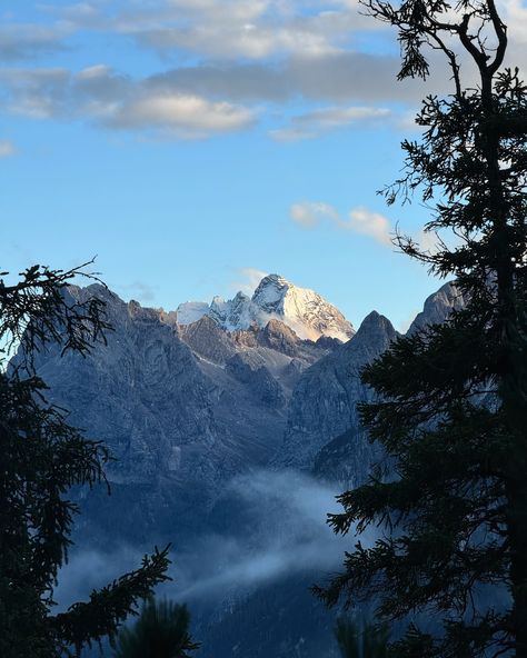 Who’s coming? 🚐🇮🇹 Autumn in the Dolomites involved all 4 seasons this October❄️🍂 Last year, we were driving 4 hours to get to all the famous hike spots staying in one location😅 But this time? Van life made exploring every inch of the Dolomites, the perfect road trip destination! Plus we stayed extra cosy in the van with HEATING. Seriously the dream! Got any campervan questions? Ask away 🚐 Full video itinerary coming soon!! And if you’re ready to plan your own epic road trip (would highly r... All 4 Seasons, Perfect Road Trip, The Dolomites, Road Trip Destinations, 4 Seasons, 4 Hours, Staying In, The Dream, Van Life