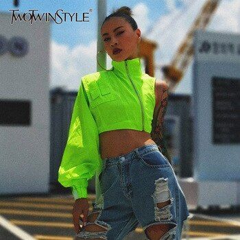 be53ee61104935234b174e62a07e53cfdesc38876363ri Asymmetrical Coat, Crop Top Jacket, Ladies Short Jackets, Streetwear Jackets, Streetwear Shorts, Fashion Styling, Woman Standing, Female Fashion, Lantern Sleeve