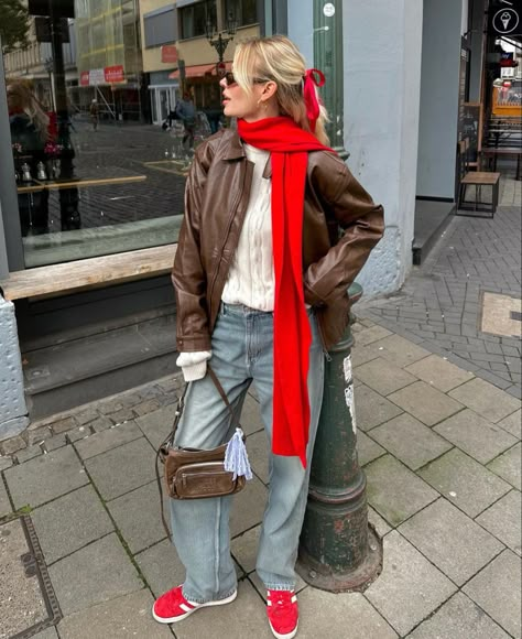 Red Bag Aesthetic Outfit, Outfit With Red Scarf, New York Style Winter, Red Scarf Outfit Winter, New York Winter Outfit Street Style, New York Street Style Winter, Brown And Red Outfit, Red And Brown Outfit, Italy Outfits Winter