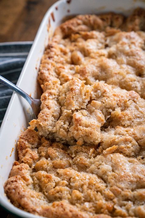 Banana Bread Crumb Cake | 12 Tomatoes Banana Bread Crumb Cake 12 Tomatoes, Banana Bread Casserole, Quick Banana Bread Recipe, Quick Banana Bread, Banana Crumble, Banana Crumb Cake, Banana Coffee Cakes, 12 Tomatoes Recipes, Banana Dessert Recipes