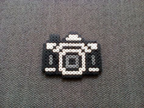 Camera Perler Bead Patterns, Camera Perler Beads, Cartoon Perler Bead Patterns, Perler Bead Camera, Camera Pixel Art, Pixel Art Animals, Ironing Beads, Hamma Beads Ideas, Pixel Beads