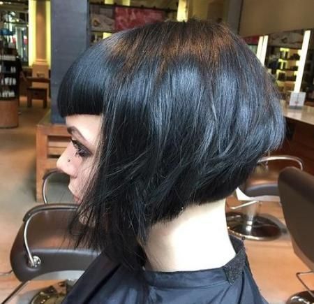 short bob with extra short bangs Graduated Bob Hairstyles, Graduated Bob Haircuts, Short Black Hair, Graduated Bob, Brown Hair Looks, Stacked Bob Haircut, Goth Hair, Bob Hairstyles With Bangs, Short Bangs