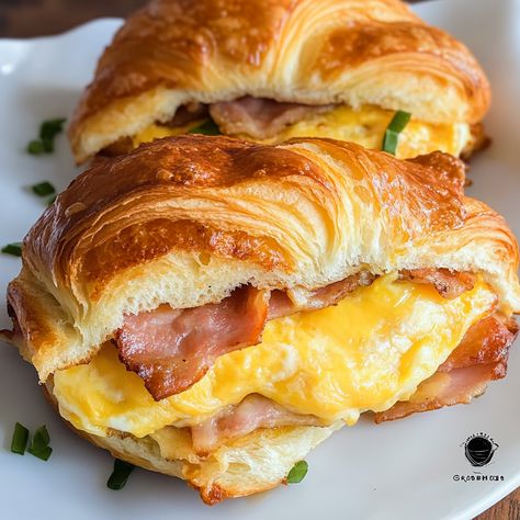 Easy croissant breakfast sandwiches recipe with eggs, cheese, and ham. Perfect for a quick and delicious morning meal, ready in 15 minutes! Ham Egg Cheese Croissant, Crossiants Breakfast Ideas, Crossant Breakfast Recipes, Ham Egg And Cheese Croissant, Croissant Breakfast Sandwiches, Recipe With Eggs, Croissant Breakfast Sandwich, Ham And Cheese Croissant, Croissant Sandwich