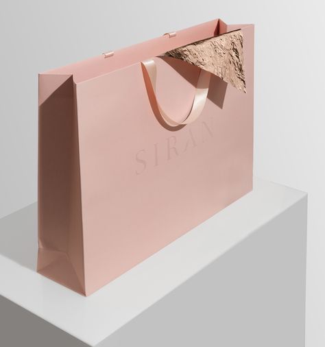 Luxury Paper Bag, Desain Merek, Shopping Bag Design, Paper Bag Design, Luxury Packaging Design, Store Design Boutique, Packaging Ideas Business, Clothing Packaging, Fashion Packaging