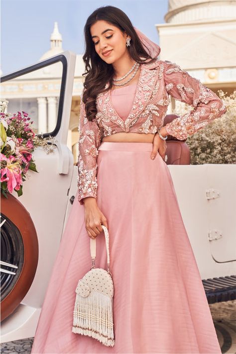 1 Min Saree Design, Blouse Designs For Girls Lehenga, Pink Indowestern Outfits, Crop Top Skirt Indian, Outfits For Wedding Functions, Crop Top Lehenga Wedding, Croptop Lehenga Designs, Ghagra Blouse, Stylish Lehenga Designs