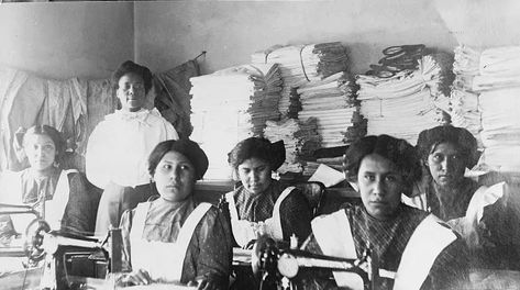 1900 Women, Indian Boarding Schools, Native American Children, Boarding Schools, School Portraits, American School, American Girls, Sewing Class, Sewing Rooms