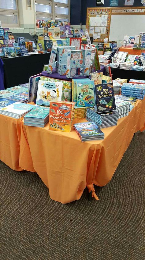 Book Fair Display Ideas, Book Fair Setup Display Ideas, Book Fair Display, Book Fair Ideas Display, Market Stall Display Ideas, Santa Breakfast, Library Assistant, School Book Fair, Book Fairs