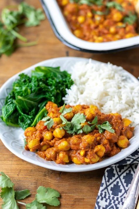 Check out these best vegan curry recipes from around the web. Easy vegan chickpea curry, Indian vegan curry, coconut curry, and more! Easy Chickpea Curry, Vegan Chickpea Curry, Chickpea Curry Recipe, Vegan Curry Recipes, Vegan Indian Recipes, Healthy Sauces, Vegan Chickpea, Vegetarian Desserts, Easy Veggie