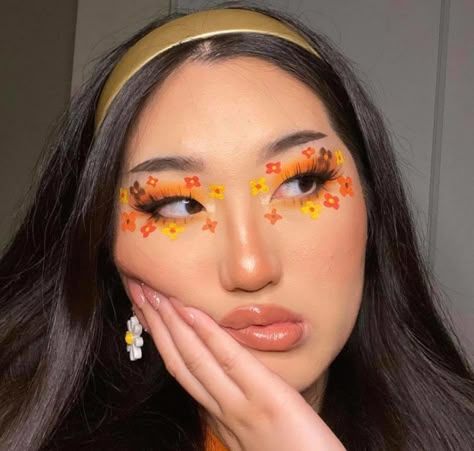 Flower Makeup is the Feel-Good Makeup Trend We Can All Use RN | Fashionisers© Spring Flower Makeup, Orange Flower Makeup, Makeup Looks Flowers, Flowers Makeup Look, Hippie Makeup 70s Flower Power, Flower Make Up, Flower Makeup Ideas, Themed Makeup Looks, Flower Inspired Makeup