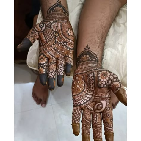 Trendy Groom Mehndi Design Ideas for Your Wedding Dulhan Mehndi Designs Boys, Mans Mehndi Designs, Man Mehendi Design, Groom Mehndi Designs For Hands, Henna For Groom, Boys Mehandi Design For Wedding, Mehendi Design For Groom Hand, Mehndi Design For Men Hand, Dulha Mehandi Design With Name