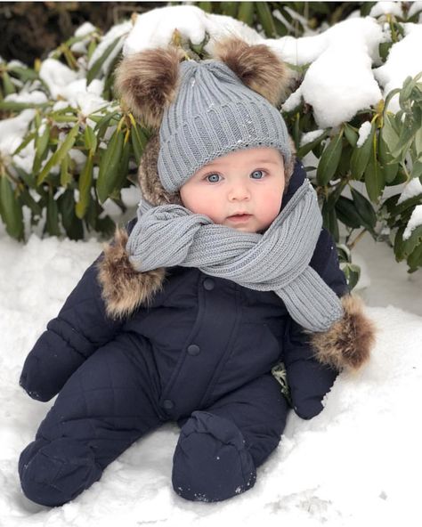 Kids Snow Outfits, Baby Snow Outfit, Ski Trip Outfit, Baby In Snow, Baby Room Inspiration, Snow Outfit, Trip Outfits, The Low