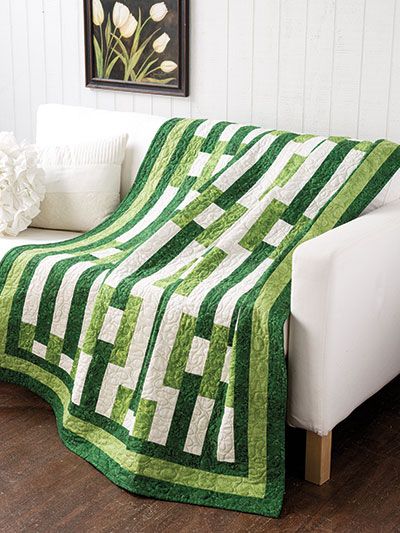 Green And White Quilts, Green Quilts Ideas, Leaf Litter, Irish Quilt, Bed Quilt Patterns, Green Quilts, History Of Quilting, Beginner Quilt, Two Color Quilts