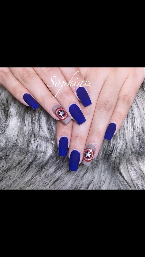 Captain America nails 4th Of July Nail Ideas For Short Nails, Captain America Nails Designs, Avenger Acrylic Nails, Captain America Nail Art, Superman Nails Designs, Captain America Nails Acrylic, Avengers Nail Art, Captain America Makeup, Marvel Nails Designs