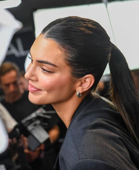 Kendall Jenner Ad, Kendall Jenner Aesthetic, Kylie Jenner Icons, Kendall Jenner Dress, Kendall Jenner Makeup, Sleek Ponytail Hairstyles, Brunette Makeup, Kendall Style, Kylie Jenner Outfits