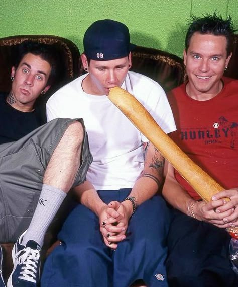 Mark: *creepily smiles* tom: *om nom* travis: 😶‍🌫️ Blink 182 Tom Delonge, Blink 182 Tom, Punk 90s, Skate Punk, Tom Delonge, 90s Men, Travis Barker, Smile Everyday, Make Her Smile