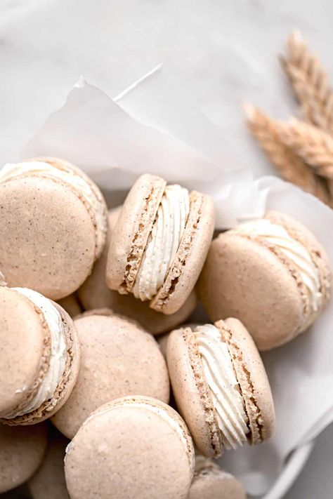 Chai Macarons, Easy Macaroons Recipe, Vanilla Macaroons, French Macaroon Recipes, Almond Macaroons, Vanilla Macarons, Macaron Filling, Macaron Flavors, Vanilla Filling