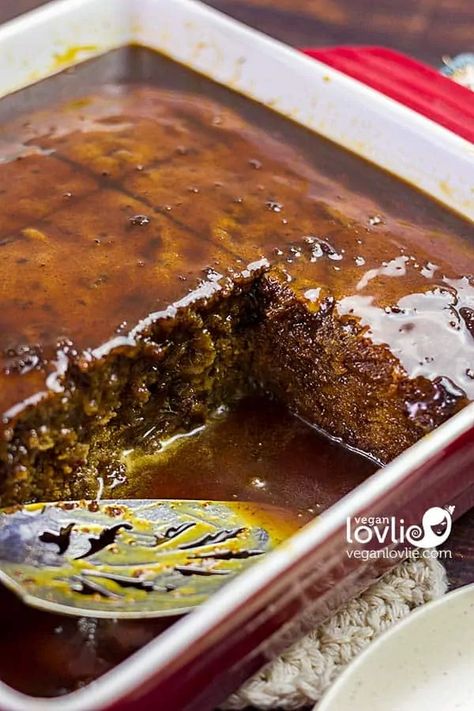 Vegan Sticky Date Pudding - Veganlovlie Molasses Cake, Classic Holiday Desserts, Gingerbread Cake Recipe, Sticky Date, Sticky Date Pudding, Date Pudding, Toffee Pudding, Sticky Toffee Pudding, Desserts Vegan