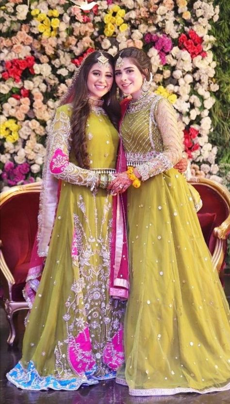 Green And Pink Combination, Mehendi Dress, Pink Combination, Mehndi Bride, Bridal Mehndi Dresses, Pakistani Women Dresses, Conjoined Twins, Mehndi Dress, Shadi Dresses