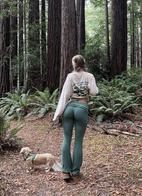 Baggy Sweater, Walking Trail, Baggy Sweaters, Walking The Dog, Aesthetic Couple, Fire Fits, Fall Fits, A Park, Mode Vintage