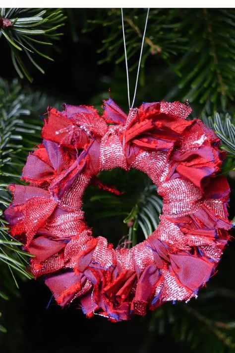 DIY upcycled Christmas decorations, 5 Great ideas for Repurposing curtain rings Curtain Ring Ornaments, Curtain Ring Wreath, Curtain Ring Christmas Decorations, Shoe Box Money, Upcycled Christmas Decorations, Wooden Ring Crafts, Upcycle Christmas Decorations, Curtain Ring Crafts, Wood Curtain Rings