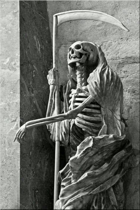 Reaper Statue, Don't Fear The Reaper, Cemetery Statues, Grim Reaper Art, Art Noir, Cemetery Art, Skeleton Art, A Skeleton, Trik Fotografi