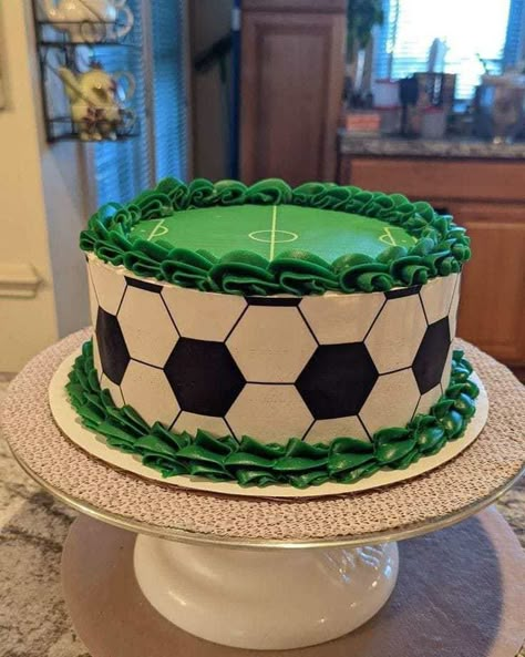 Real Madrid Cake, Soccer Cakes, Soccer Ball Cake, Soccer Birthday Cakes, 12th Birthday Cake, Soccer Cake, Cake Decorating For Beginners, Funny Birthday Cakes, Soccer Birthday