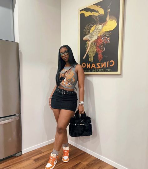 Concert Fit Black Women, Skirt With Sneakers Black Women, Baddie Mini Skirt Outfit, Concert Fits Black Women, Concert Outfit Black Women Summer, Summer Concert Outfits Black Women, Concert Outfit Ideas Black Women, Concert Outfit Black Women, Concert Outfit Black