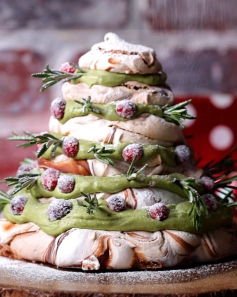 Pavlova Christmas, Cranberry Recipe, Christmas Pavlova, Christmas Tree Food, Sugared Cranberries, Pistachio Cream, Small Microwave, Gel Food Coloring, Holiday Cooking