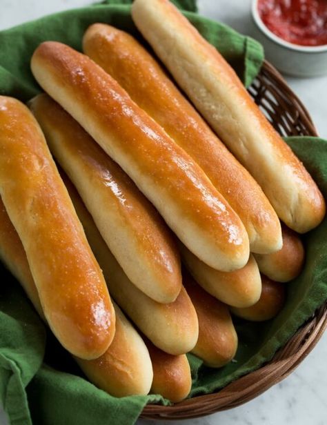 Sims Food, Olive Garden Breadsticks, Homemade Breadsticks, Breadsticks Recipe, Olive Garden Copycat, Olive Garden Recipes, Bread Sticks Recipe, Favorite Soups, Chicken Gnocchi