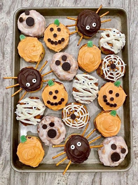 Cinnamon Rolls Ideas, Halloween Cinnamon Rolls, Bunny Cinnamon Rolls, Cinnamon Roll Icing, Cinnamon Roll Dough, Orange Frosting, Halloween Week, Halloween Baking, Festive Treats