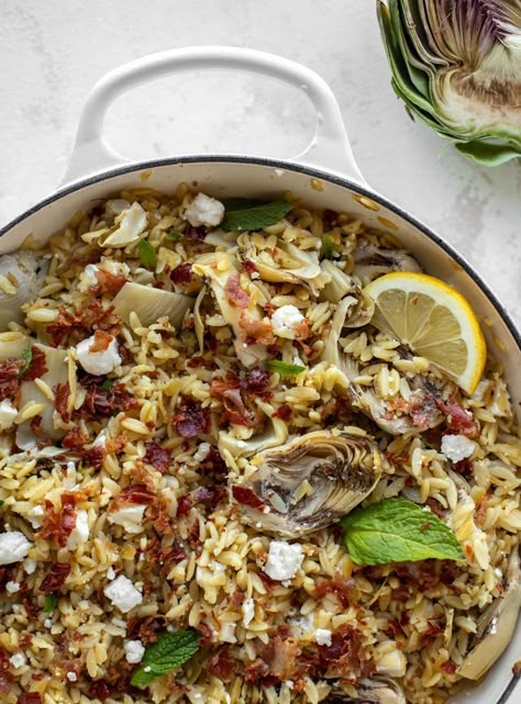 This crispy orzo is a wonderful spring dish. Artichoke hearts, lemon, goat cheese and herbs all topped with a sprinkling of crunchy prosciutto. howsweeteats.com Orzo Artichoke, Lemon Goat Cheese, Cheesy Orzo, Orzo Dishes, Prosciutto Pasta, Tiny Pasta, Orzo Recipe, Artichoke Salad, Spring Dishes