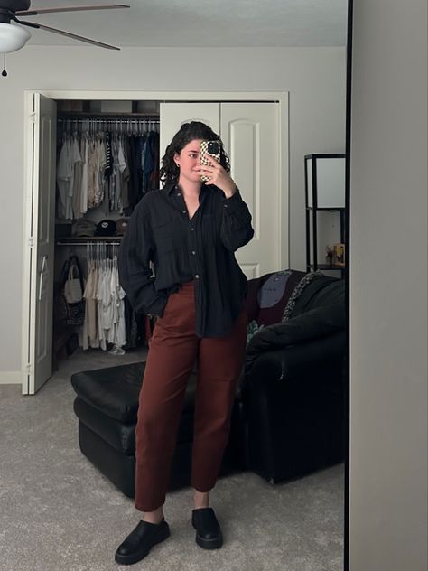 Black linen button up, rust colored pants, clogs #falloutfit #casualfalloutfits #casualworkoutfits #falloutfitideas Rust Pants Outfit, Rust Colored Pants, Rust Pants, Casual Work Style, Linen Pants Outfit, Casual Fall Outfit, Black Linen Pants, Work Style, Colored Pants