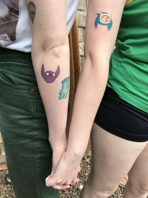 Adventure Time sibling tattoos from the guest animated Food Chain episode #adventuretime #tattoo #finn #jake #cartoon #siblingtattoos Peppermint Butler Tattoo Adventure Time, Finn And Jake Matching Tattoo, Finn Tattoo Adventure Time, Adventure Time Tattoo Matching, Hambo Adventure Time Tattoo, Adventure Time Matching Tattoos, Matching Adventure Time Tattoos, Small Adventure Time Tattoo, Finn And Jake Tattoo