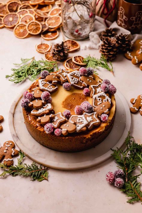 Gingerbread Cheesecake Gingerbread Cheesecake Recipes, Gingerbread Christmas Cake, Pretty Cheesecake, Gingerbread Dessert, Gingerbread Cheesecake, Christmas Cheesecake, Gingerbread Cupcakes, Pumpkin Cheesecake Recipes, Gingerbread Latte