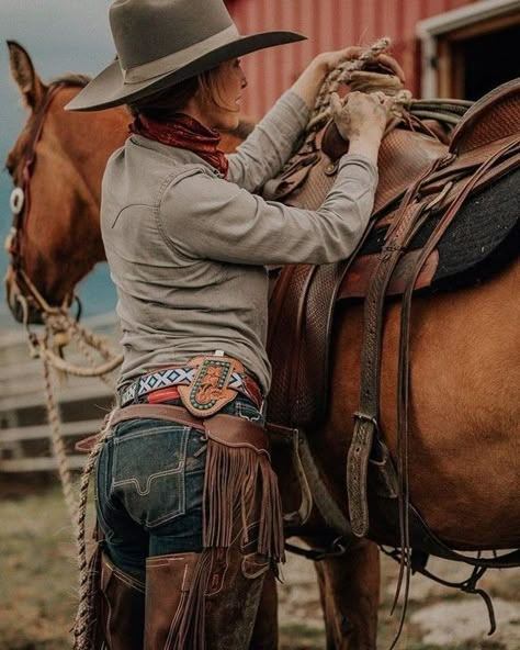 Cowgirl Photography, Urban Western, Real Cowgirl, Cowgirl Photoshoot, Horse Photography Poses, Cowboy Photography, Foto Cowgirl, Cowgirl Photo, Western Photoshoot