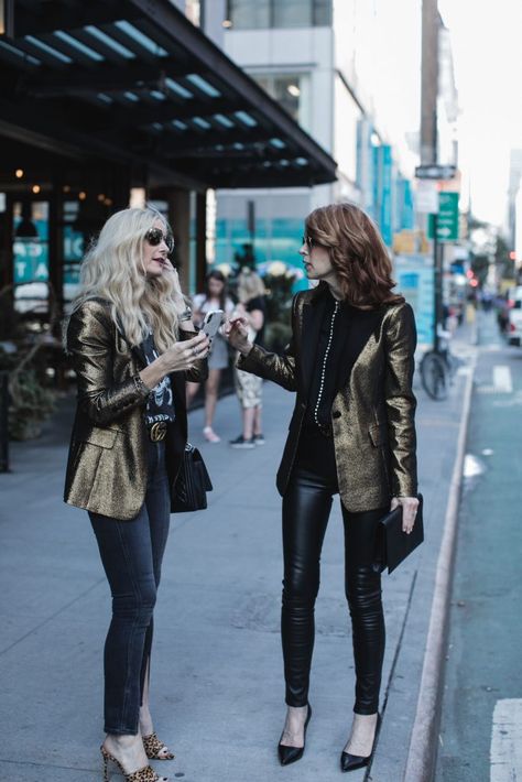 Last week I went to NYC with my friend Cathy Williamson. We picked up this metallic blazer at Alice & Olivia and both fell in love with it. Sequin Blazer Outfit, Black And Gold Outfit, Gold Blazer, Smart Casual Women, Blazer Outfits For Women, Gold Outfit, Dallas Fashion, Sequin Blazer, Blazer Outfit