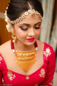 Deepti Khaitan Makeup/her neckpiece is too gorgeous Bride Pics, Rajput Jewellery, Tikka Designs, Rajputi Jewellery, Saree Bollywood, Gold Necklace Indian, Gold Necklace Indian Bridal Jewelry, Long Pearl Necklaces, Maang Tikka