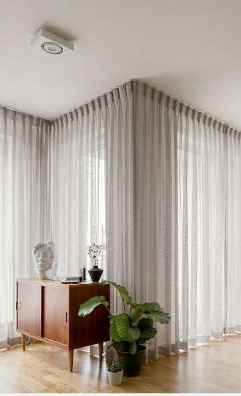 Home Curtain Ideas, Gold Curtains Living Room, Curtains Bangs, Modern Style Furniture, Luxury Curtains, Curtain Ideas, Decoration Furniture, Home Curtains, Kitchen Cleaning