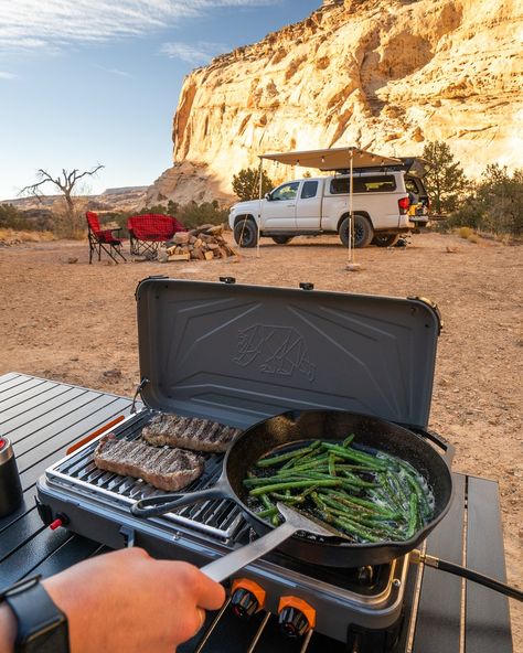 Eating outdoors gives your meal an instant flavour boost, but what takes your outdoor meals to the next level? (besides an epic view like the last photo 👀) The right gear! Have someone on your Christmas list dreaming of upgrading from basic hot dogs to gourmet on-the-go meals next summer? Our Grill and Burner Propane Stove is THE ultimate gift for the Camp Chef in your crew! 🏕️ Featuring a powerful 25,000 BTU/H stainless steel burner and an 8,000 BTU/H grill tube burner, this grill and burn... Fancy Camping Meals, Simple Camping Meals, Camping Lunch Ideas, Camping Dinner Ideas, Easy Camping Food Ideas, Camping Food Hacks, Campfire Snacks, Easy Camping Food, Granola Life