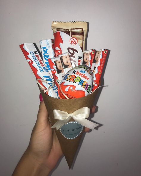 @tentando.te on Instagram: “• RAMO KINDER • Se acercan las Pascuas y preparamos este ramo lleno de chocolate Kinder 🤩 El favorito de muuuuchos 🤤 Encarga el tuyo por…” Slow Burn Love, Goft Ideas, Chocolate Hershey, To My Bff, B Day Gifts, Couple Gift, Chocolate Gifts, Diy Gifts