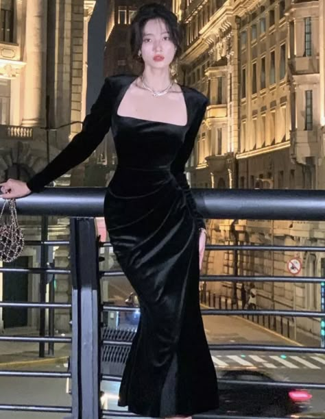 Full One Piece Dress, Full Sleeve Black Dress, Long Sleeved Dress Formal, Black Full Sleeve Dress, Black Long Dress Elegant, Dress With Sleeves Formal, Velvet Long Dresses, Black Velvet Dress Long, Elegant Mermaid Dress